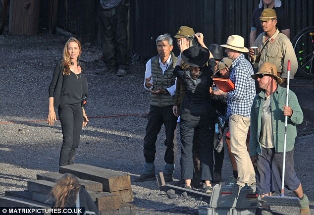 “Embracing her Inner Leader: Angelina Jolie Takes Charge on Set in the Australian Sun for Unbroken”